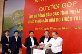 政府领导人参加为中部洪水灾民捐款活动
