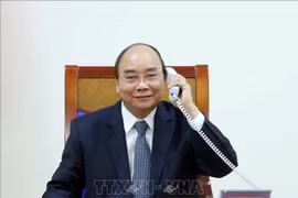 政府总理阮春福与埃克森美孚公司领导通电话
