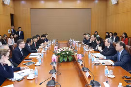 越共中央经济部长阮文平会见美国东盟商务委员会代表团