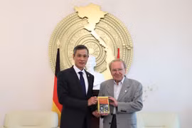 德国记者向越南驻德大使赠送其编写的《胡志明政治传记》一书