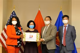 越南驻美国大使馆向美国首都华盛顿赠送口罩