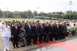 胡志明主席诞辰130周年：党和国家领导拜谒胡志明主席陵