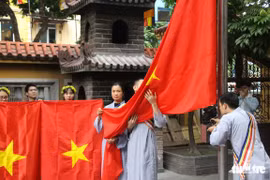 越南在各宗教场所发起悬挂国旗的运动