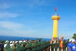 逾3500人参加在广义省李山岛泰来山上举行的升旗仪式