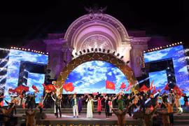 胡志明市举行特别文艺晚会 庆祝越南共产党成立90周年