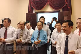胡志明主席诞辰130周年：旅居柬埔寨越南人上香缅怀胡志明主席