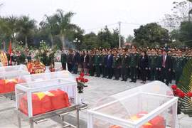 奠边省为在老牺牲的15具越南志愿军遗骸举行追悼会和安葬仪式