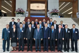 老挝总理结束对越南进行访问并与越南政府总理共同主持越老政府间联合委员会第42次会议之行