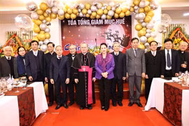 越南国会主席阮氏金银看望慰问顺化总教区