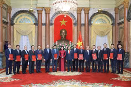 国家副主席邓氏玉盛向12位驻外大使颁发任命书