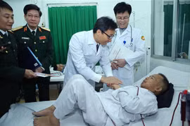 越南政府副总理武德儋向病人赠送春节礼物