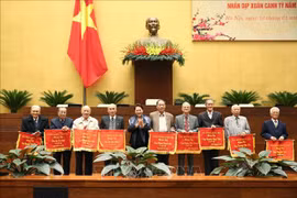 国会主席阮氏金银与国会原领导和国会办公厅退休干部举行见面会
