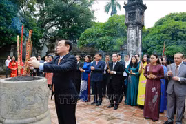 升龙-河内建都1010周年：河内市领导在华闾古都和都庙上香 