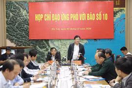 政府副总理郑廷勇：渔船在第10号台风登陆之前要返港避风或驶入安全水域 转移撤离危险区域居民