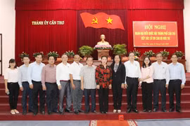 国会主席阮氏金银接待芹苴市选民：选民关注九龙江三角洲的交通基础设施建设