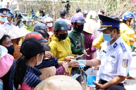 越南海警察司令部向朔庄省干旱和海水入侵灾民捐赠生活用水和医用口罩