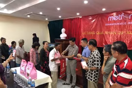 越南驻柬埔寨各总领事馆协助贫困越桥迎接2020庚子年春节
