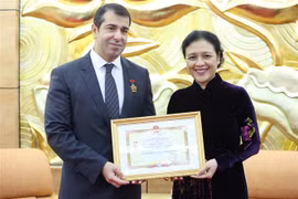 越南向阿塞拜疆驻越南大使颁授“致力于各民族和平友谊”的纪念章
