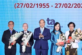 阮春福总理：医务人员们是疫情防抗阻击战一支坚强的冲锋队