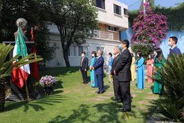 胡志明主席诞辰130周年：越南驻墨西哥大使馆举行向胡志明主席雕像上香仪式