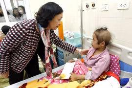 越共中央民运部部长张氏梅亲切慰问癌症患者