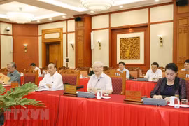  迎接党的十三大：越共中央政治局就2020-2025年任期党代表大会准备工作与所有中央直属党委进行分组讨论