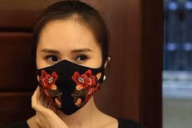 国际媒体称赞越南手绣口罩