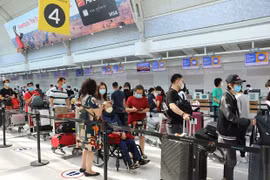 越南政府组织第四趟从加拿大回国的航班 将340名越南公民接回国