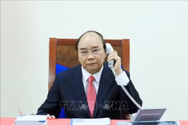 阮春福总理与新加坡总理李显龙通电话