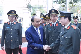 阮春福视察警卫司令部的战备工作