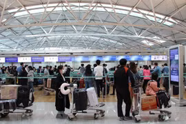 新冠肺炎疫情：在韩国的近380名越南公民安全回国