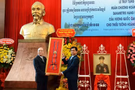 柬埔寨向黄势善少将追授荣誉勋章