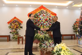 越南祖国阵线中央委员会主席陈青敏拜访发艳主教座堂