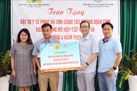越南友好组织联合会胡志明市分会助力当地学校抗击疫情