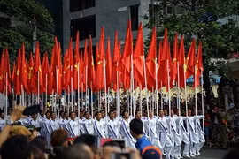 社评：在光荣党旗下稳步前进