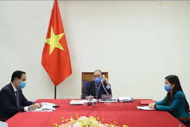 政府总理阮春福与韩国总统文在寅举行电话会谈