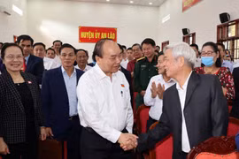 越南政府总理阮春福与海防市安老县选民接触