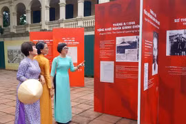 越南国庆75周年：“独立”摄影展在升龙皇城举行