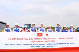 胡志明市城市地铁一号线首列车接车仪式举行