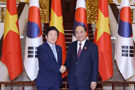 越南政府总理阮春福会见韩国国会议长朴炳锡