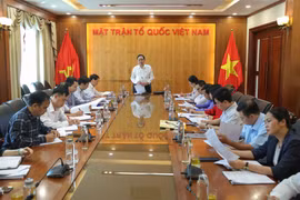 动员全社会共同携手帮助贫困者