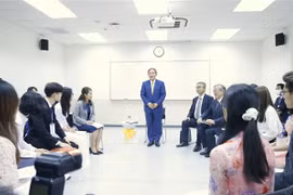 日本首相菅义伟会见越日大学的大学生