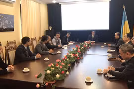 越南驻乌克兰大使阮鸿石会见在乌越南企业代表
