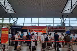 越捷安排航班将被困在岘港市的230名游客送回河内