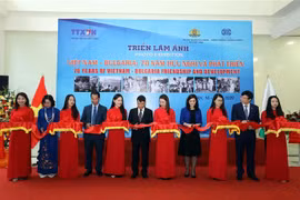 庆祝越保两国建交70周年的图片展亮相河内