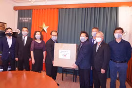越南驻捷克大使馆向旅居捷克越南人赠送防疫口罩