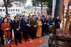 越南党和国家领导来到升龙皇城上香并参加新春植树活动