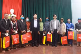 越南祖国阵线中央委员会主席陈青敏看望慰问广治省受灾灾民
