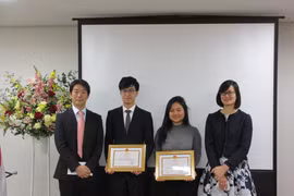 三菱日联金融集团代表Tooru Mera（左一）与越南驻日本大使馆公使林青芳（右一）向越南留学生发放学费津贴。图自越通社