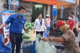 胡志明市开展“以塑料垃圾来换大米”环保活动